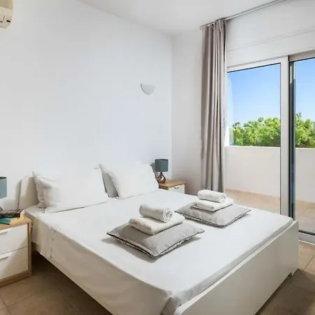 Sleeps 7 Pool Air Con Wifi * Líndos