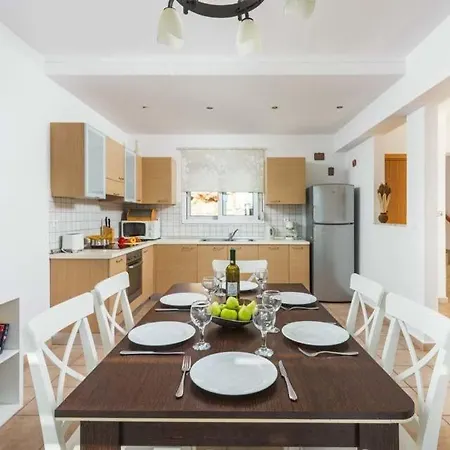 Sleeps 7 Pool Air Con Wifi Líndos